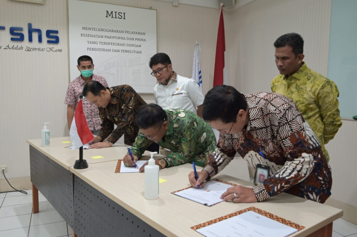 <p>Ket Foto: Pemerintah Provinsi Sulawesi Tengah Menandatangani MoU Layanan Kanker bersama RSUP DR. Hasan Sadikin dan RS Kanker Darmais di Bandung (Foto/Biro Administrasi Pimpinan)</p>
