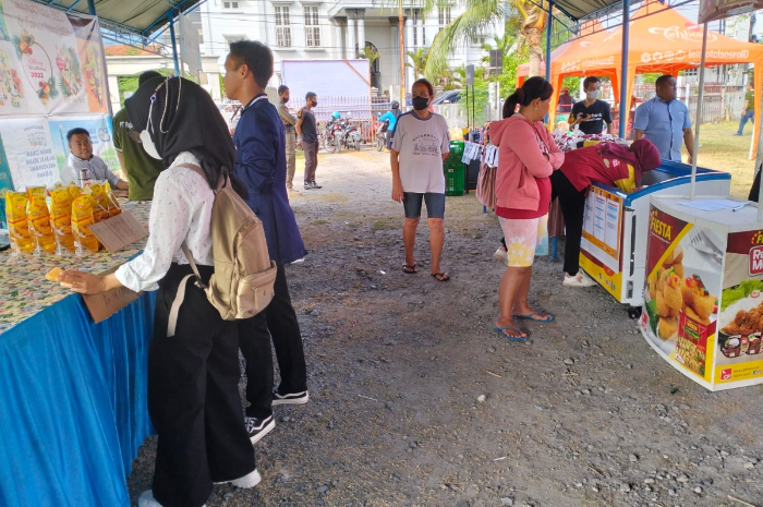 <p>Ket Foto: Kegiatan pasar murah di adakan oleh Dinas Perindag Sulteng (Foto/ Facebook Polresta Palu Polsek PaluSelatan)</p>
