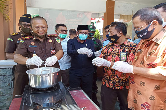 <p>Kejari Parimo Musnahkan Barang Bukti Perkara Narkotika (Foto: Zoel)</p>

