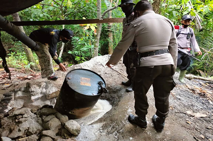 <p>Foto: Polsek Pagimana Musnahkan Pabrik Penyulingan Miras di Banggai, Sulteng. Kamis 5 Maret 2021.</p>