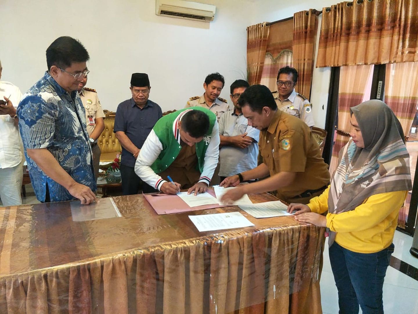 <p>Penandatangan MoU- Petani walet Parigi Moutong menandatangani MoU dengan PT FKS terkait ekspor sarang burung walet. Penandatangan dilakukan di Rumah Jabatan Wakil Bupati Parigi Moutong, disaksikan Wakil Bupati Parimo H. Badrun Nggai, perwakilan Mentan dan Kepala Bapenda Parimo, Senin 24 Februari 2020. GemasulawesiFoto/Anto. </p>