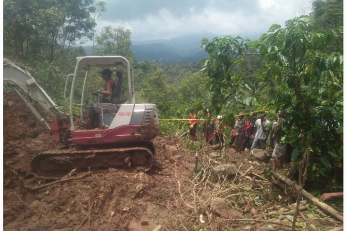 <p>Ket Foto: Upaya pencarian dengan menggunakan alat berat untuk menemukan korban hilang akibat tanah longsor yang melanda Kabupaten Way Kanan, Provinsi Lampung (Foto/BPBD Kabupaten Way Kanan)</p>
