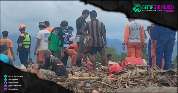 <p>Ket Foto: Upaya Pencarian Korban Banjir Bandang yang hilang di tumpukan kayu yang tersebar di sekitar pantai Torue. (Foto/Istimewa)</p>
