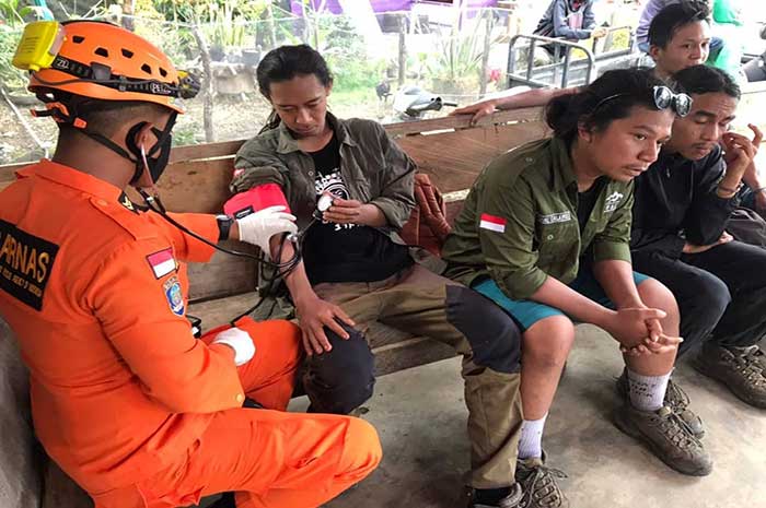 <p>Foto: Pendaki Mahasiswa Untad Palu, sedang jalani pemeriksaan kesehatan usai kembali dengan selamat dari Pendakian Gunung Bulu Nti, Sabtu 6 Februari 2021.</p>

