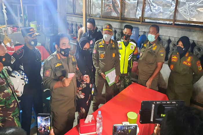 <p>Foto: Penertiban warung makan saat PPKM di Kota Palu.</p>
