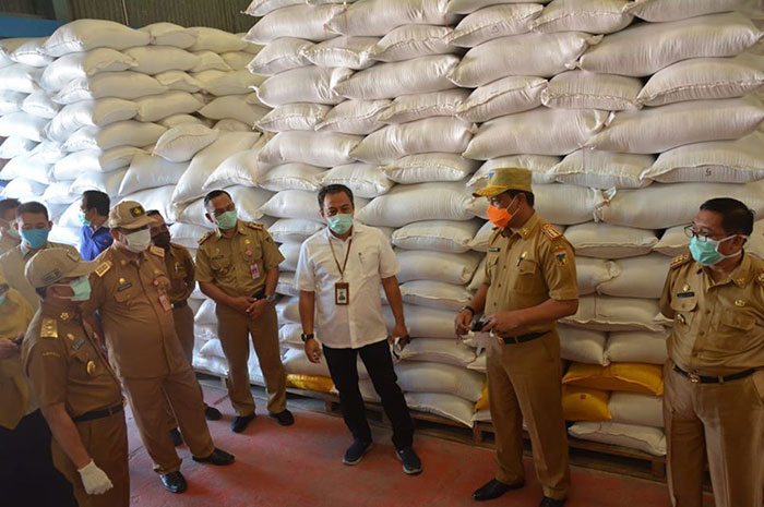 <p>tim gabungan OPD provinsi dan satgas pangan Polda mengecek langsung di gudang Bulog pada Selasa pagi 21 April 2020. Foto/Humas Setdaprov Sulteng.</p>
