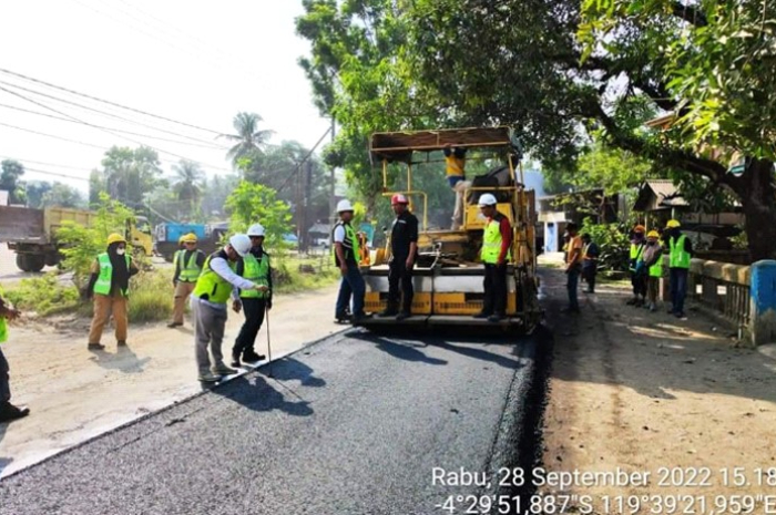 <p>Ket Foto: Proses Pengerjaan Ruas Jalan Takkalalla di Kabupaten Soppeng, Sulawesi Selatan. (Foto/Facebook Andi Sudirman Sulaiman)</p>
