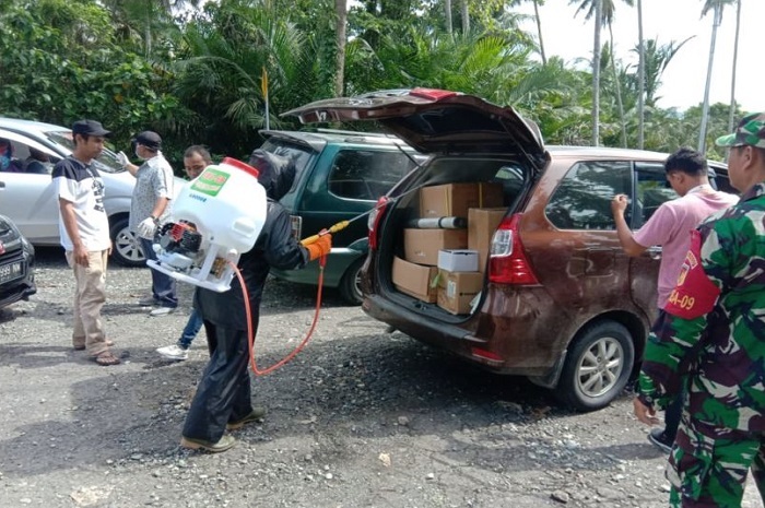 <p>Foto: Penyemprotan Disinfektan ke Kendaraan Sebelum Masuk Perbatasan.</p>
