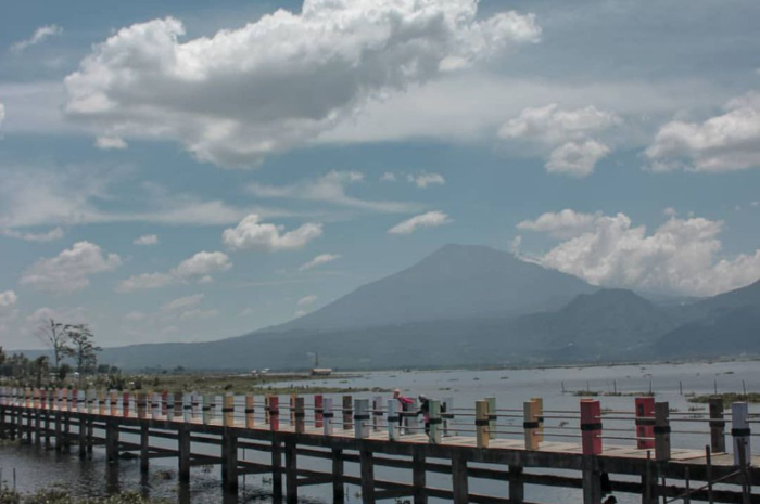 <p>Ket foto: Wisata Jembatan Biru Rawa Pening Tuntang Semarang cocok untuk pecinta fotografi, lanskap alamnya sungguh memukau (Foto/Instagram/siyudi04)</p>
