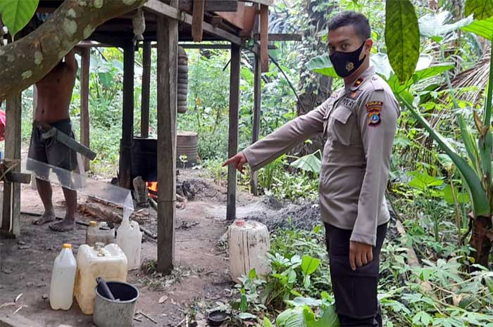<p>Foto: Penggrebekan lokasi pembuatan Miras di Banggai Kepulauan, Sulteng. Kamis 25 Maret 2021.</p>
