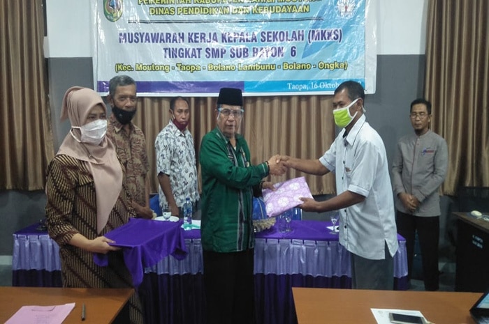 <p>Foto: Pengukuhan Susunan Pengurus MKKS Sub Rayon VI Parimo, Ist)</p>
