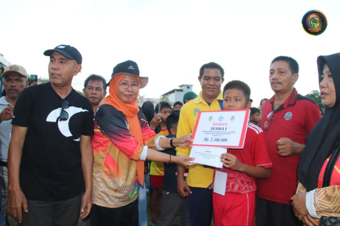 <p>Keterangan Foto : penutupan lomba sepakbola dan penyerahan hadiah pemenang, (Foto/Sub. Dokumentasi Pimpinan Bagian Prokopim)</p>
