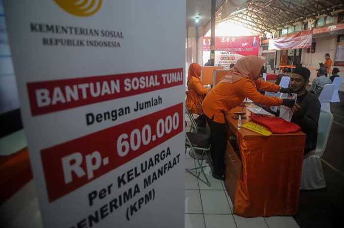 <p>Foto: Penyaluran Bansos tunai.</p>

