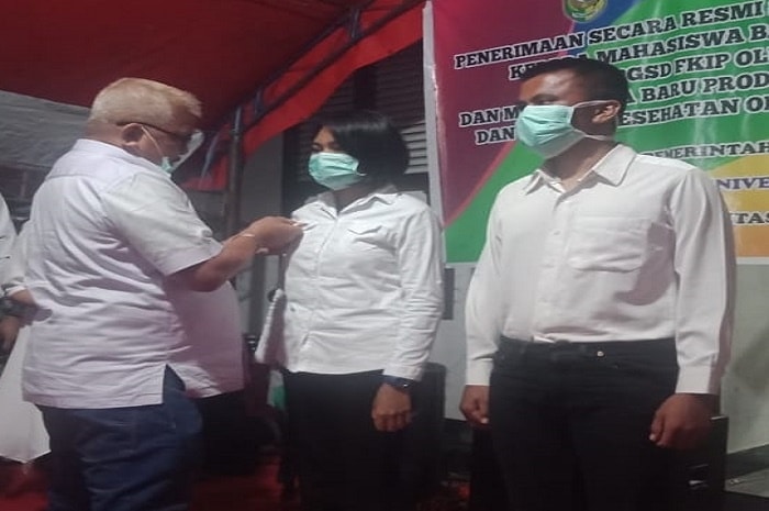 <p>Foto: Bupati Parimo Sematkan Almamater ke Anak Bela Negara Komunitas Adat Terpencil Parimo di Tinombo Selatan, Senin 28 September 2020.</p>
