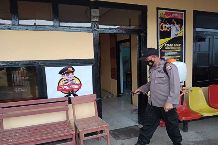 <p>Foto: Penyemprotan Cairan Disinfektan di Pelabuhan.</p>
