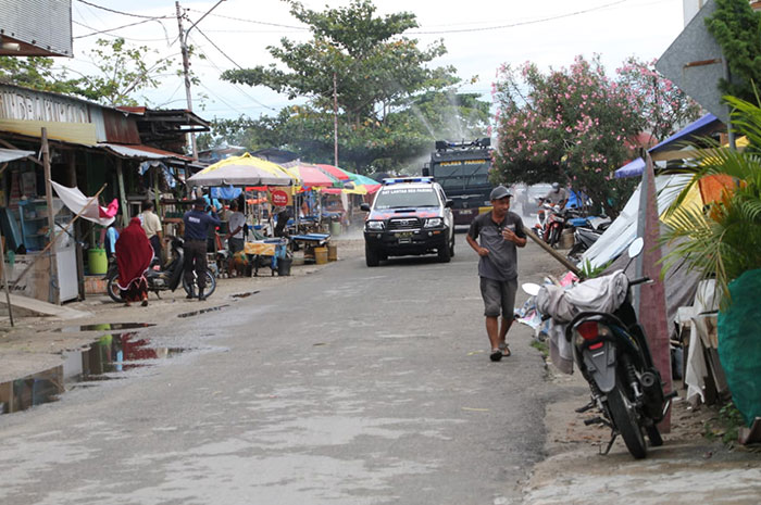 <p>Kegiatan penyemprotan disinfektan Pemda dan Polres Parimo di Pasar Lama Parigi, Kamis 18 Juni 2020. </p>
