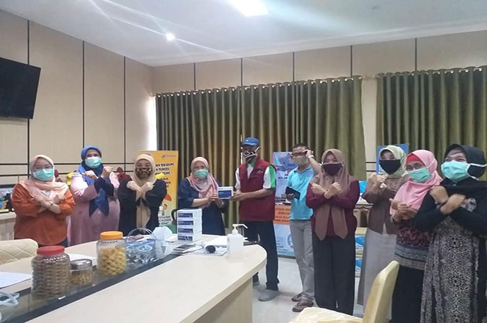 <p>Penyerahan 1000 kit  rapid test di Kota Palu Sulteng.</p>
