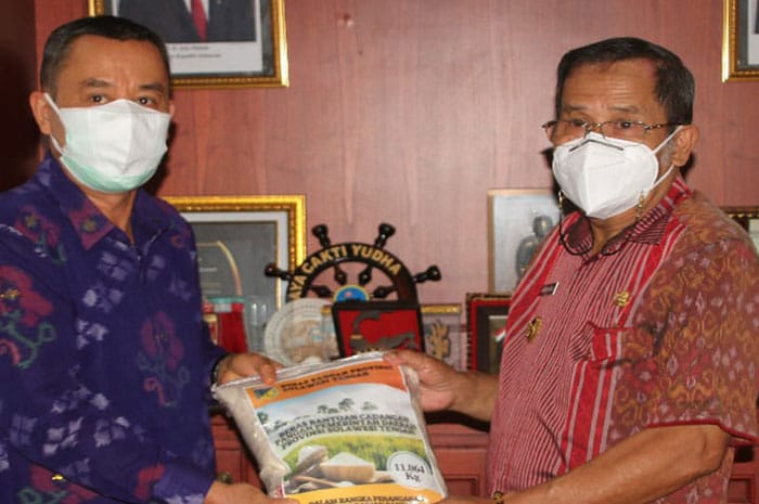 <p>Foto: Penyerahan bantuan beras cadangan di Parimo.</p>
