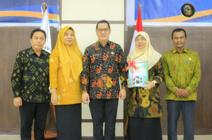 <p>Ket Foto: Penyerahan LHP kinerja atas upaya Penangulanan Kemiskinan oleh Kepala Kepala Badan Pemeriksa Keuangan Sulawesi Tengah Binsar Karyanto, Selasa 17 Januari 2023 (Foto/Humas Pemkab Parigi Moutong)</p>

