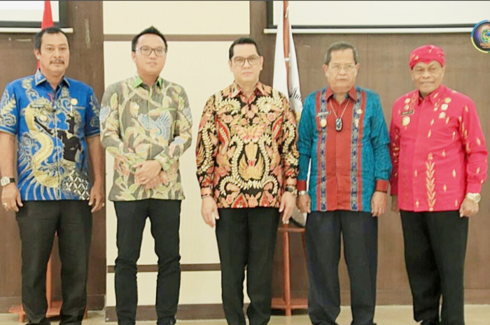 <p>Ket Foto: 4 pemimpin daerah yang menyerahkan LKPD ke BPK Sulawesi Tengah (Foto/Prokopim Parimo)</p>
