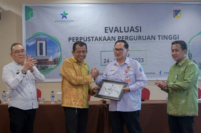 <p>Keterangan Foto : Penyerahan sertifat akreditasi perpustakaan ke UIN Datokrama oleh Pemprov Sulteng, (Foto/Humas Pemprov Sulteng)</p>
