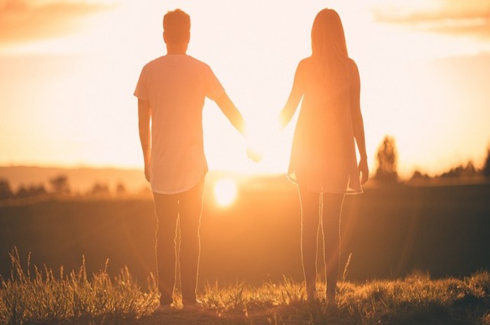 <p>Ket Foto: Ilustrasi foto seseorang yang sedang bergandengan tangan (Foto/Pixabay/Pasangan)	</p>
