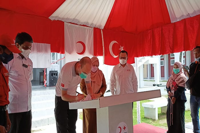 <p>Foto: penyerahan bangunan Sekolah Dasar Negeri Poboya dari Bulan Sabit Merah Turki.</p>
