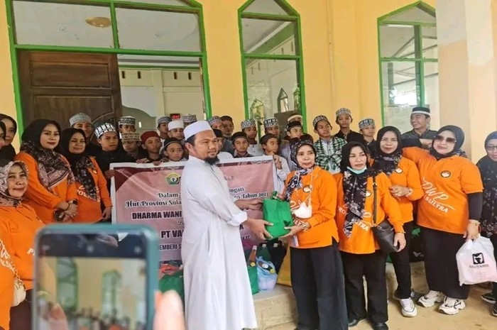 <p>Keterangan Foto : Penyerahan bantuan oleh Dharma Wanita Sultra, (Foto/PPID Utama Sultra)</p>
