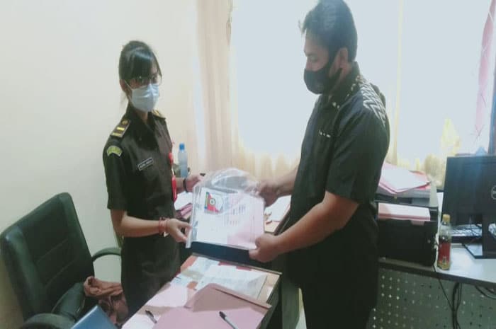 <p>Foto: Polisi Serahkan Tersangka dan Barang Bukti Perkara Korupsi BLT DD Siniu ke Kejari Parigi Moutong, Ist)</p>