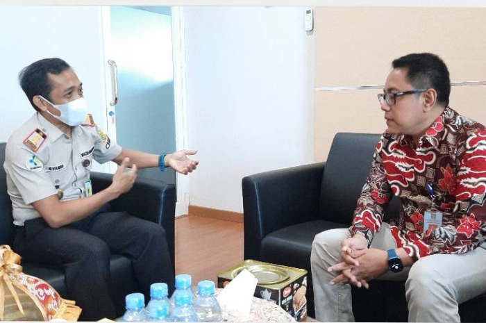 <p>Ket Foto: Kepala Kantor Imigrasi Kelas I TPI Palu, Dewanto Wisnu Raharjo (Kanan). (Foto/Facebook Kantor Imigrasi Kelas I TPI Palu)</p>
