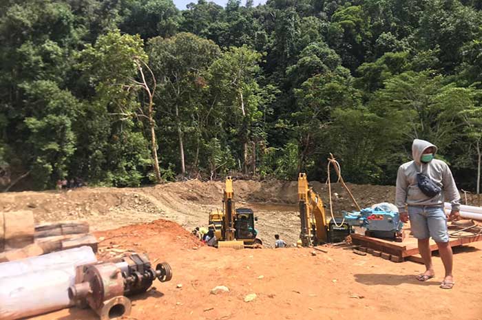 <p>Foto: Tim gabungan Sat Reskrim Polres Parimo dan Polsek Papayato Barat, Pohuwato hentikan praktek penambangan emas tanpa ijin di Sejoli, Parigi Moutong, Sulteng, Selasa 26 Januari 2021.</p>
