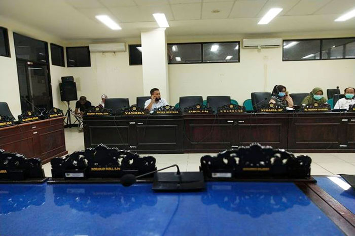 <p>Perwakilan Dinsos Parimo, Ayub. Saat Rapat dengan DPRD Parimo, Rabu 17 Juni 2020</p>
