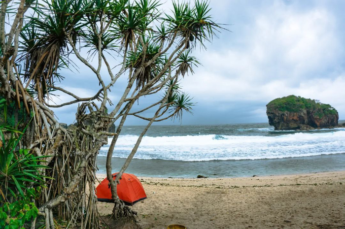<p>Ket foto: Pesona keindahan wisata Pantai Jungwok Yogyakarta yang bikin betah (Foto/Instagram/lost.stars4)</p>
