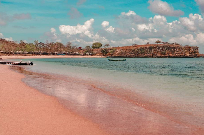 <p>Ket foto: Keindahan wisata Pantai Pink di Lombok bikin susah berpaling (Foto/Instagram/nananj25)</p>