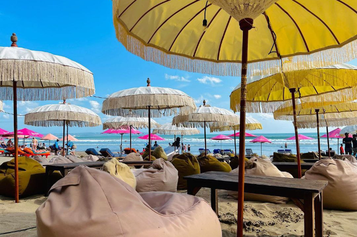 <p>Ket foto: Cantiknya wisata Pantai Seminyak di Bali, tempat hits wisatawan lokal dan mancanegara (Foto/Instagram/silver_boy85)</p>
