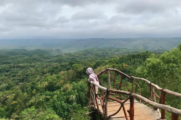 <p>Ket foto: Berburu foto di wisata Puncak Songgo Langit Yogyakarta (Foto/Instagram/islamidina.official)</p>
