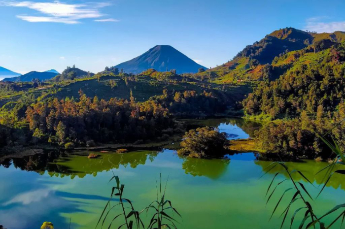 <p>Ket foto: Magisnya pesona wisata Telaga Warna yang ada di Dieng (Foto/Instagram/ferlywiranagara)</p>
