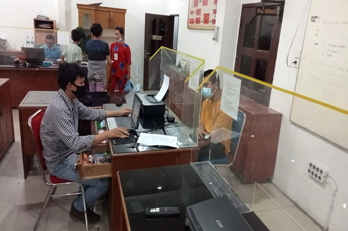 <p>Foto: Petugas interogasi pria peludah petugas PLN di Medan.</p>
