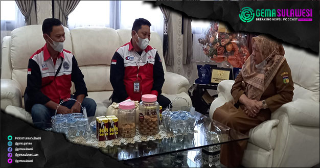 <p>Ket Foto: Wakil Wali Kota Palu Reny A Lamadjido (Kanan) dan perwakilan Konfederasi Serikat Buruh Sejahtera Indonesia (KSBSI) Sulawesi Tengah membahas masalah pemotongan upah petugas kebersihan RS Anutapura Palu (Foto/Facebook Kristovel Kris)</p>
