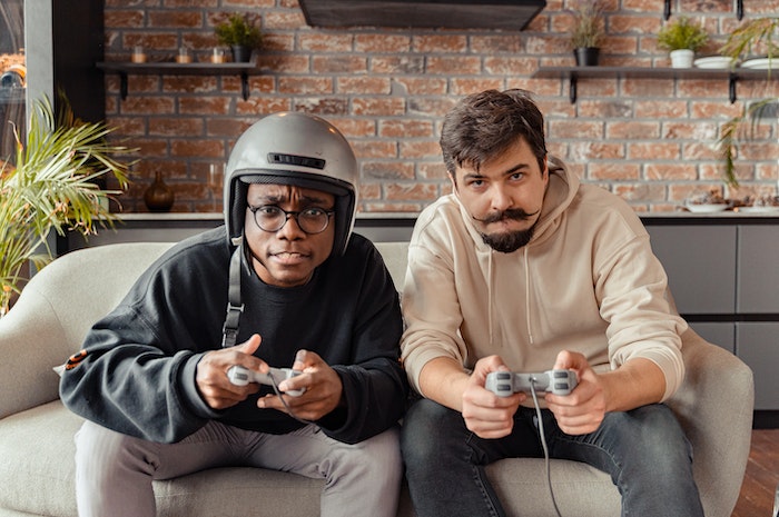 <p>Ket Foto: Ilustrasi bermain game seru dengan konsep simulasi kehidupan (Foto/pexels/ Antoni Shkraba)</p>
