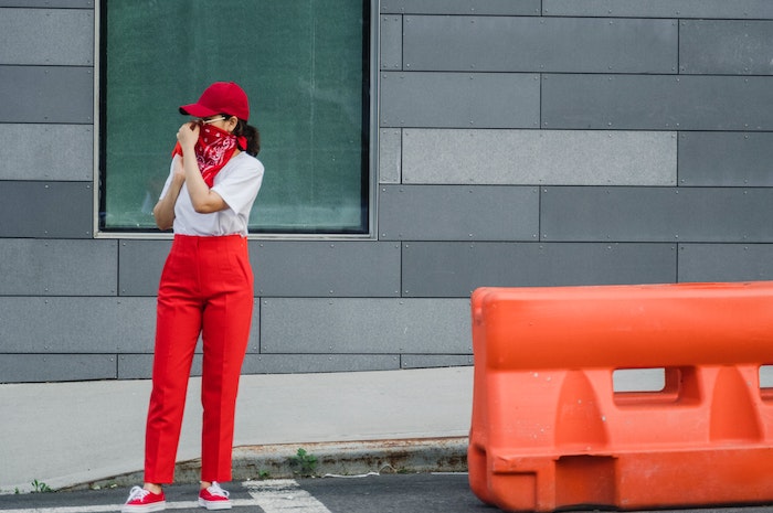 <p>Ket Foto: Salah satu tradisi unik saat gerhana matahari yaitu memakai celana merah (Foto/pexels/Sasha Kim)</p>
