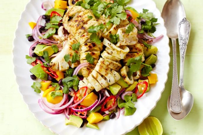 <p>Ket foto: resep membuat salad sotong BBQ (foto/Instagram/@bbcgoodfoodme)</p>

