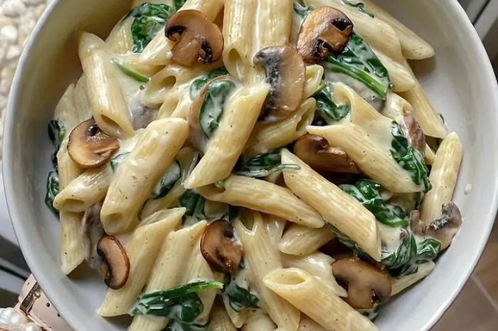 <p>Ket foto: resep membuat penne bayam dan jamur (foto/Instagram/@plantbased.green)</p>
