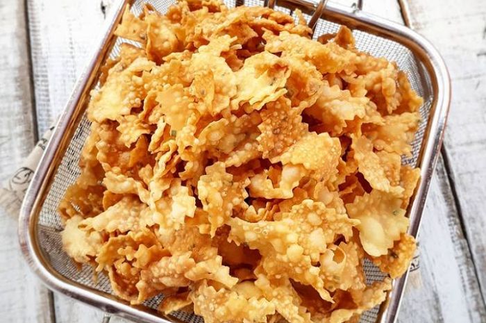 <p>Ket foto: resep membuat cemilan keripik bawang (foto/instagram/@diyo_kitchen)</p>
