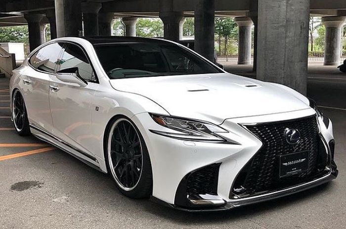 <p>Ket foto: spesifikasi mobil Lexus LS 500h F Sport (foto/instagram/@lexus_club_)</p>
