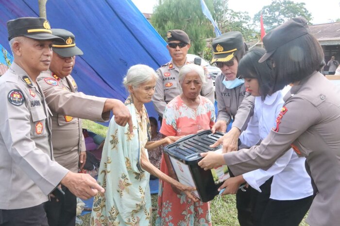 <p>Ket Foto: Pemberian Bantuan di Lokasi Gempa Bumi Lembantongoa Sigi (Foto/Humas Polda Sulawesi Tengah)</p>
