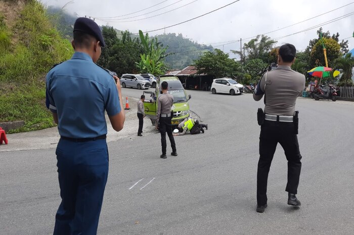 <p>Ket Foto: Polisi melakukan olah TKP setelah insiden mobil mini bus Mitra Touna masuk jurang (Foto/ Muhammad Rafii/Gema Sulawesi)</p>
