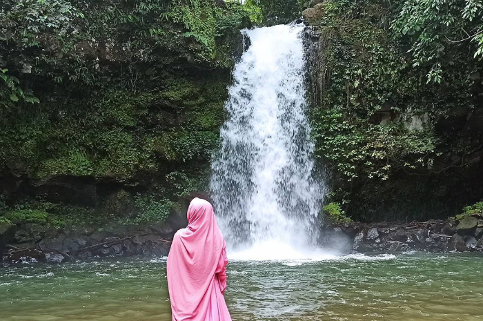 <p>Ket foto: Potret wisata Riam Ampang Kalimantan Barat, nikmati kesegaran airnya (Foto/Instagram/lina_kurniasarii)</p>
