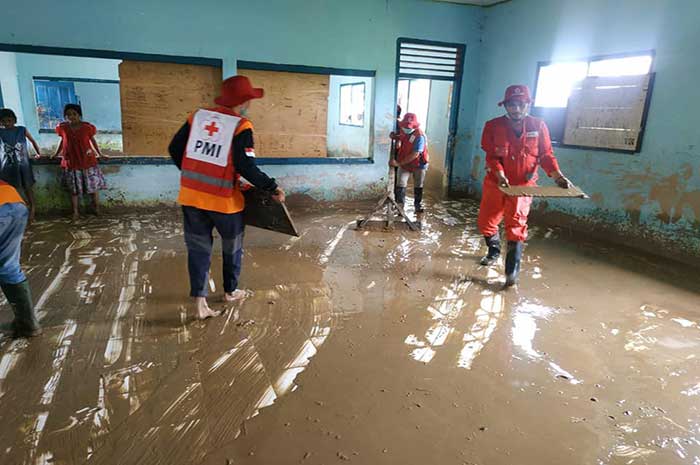 <p>Foto: PMI bantu korban banjir di Tomini.</p>

