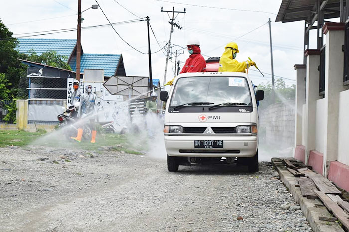 <p>Tim Disinfektan Kota Palu semprot titik kluster OTG, Rabu 29 April 2020. (Foto: Humas Kota Palu)</p>
